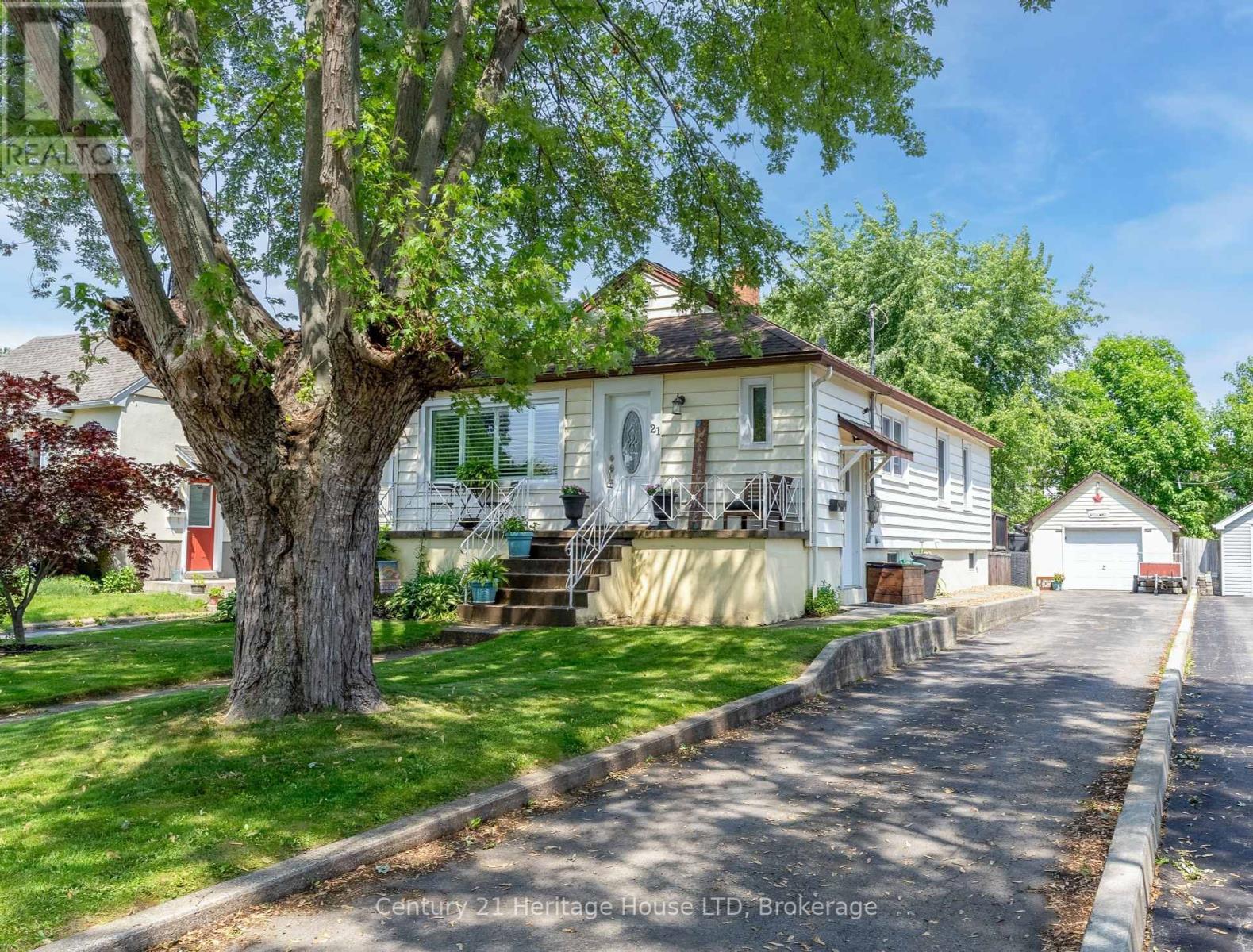 21 Linwood Avenue, Port Colborne, Ontario  L3K 5J4 - Photo 3 - X12200434