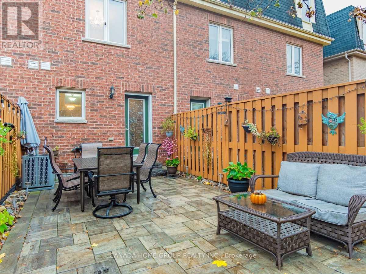 43 - 435 Hensall Circle, Mississauga (Cooksville), Ontario  L5A 4P1 - Photo 9 - W12214427