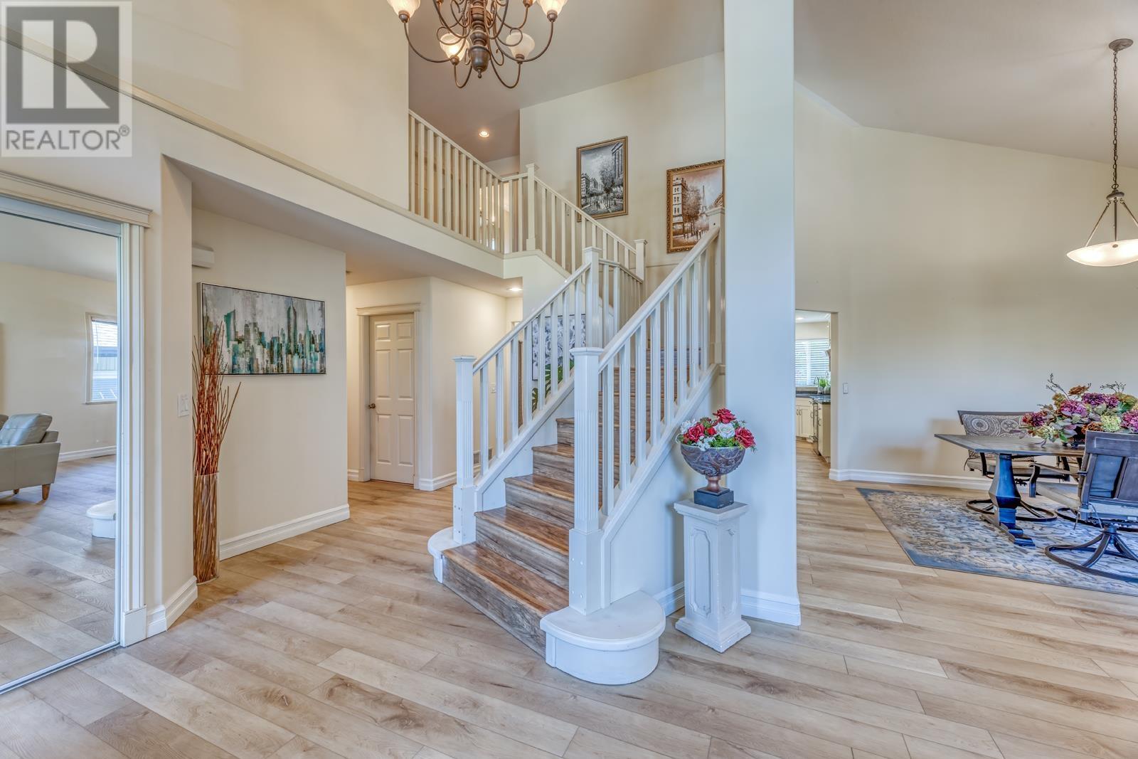 22734 Holyrood Avenue, Maple Ridge, British Columbia  V2X 6E7 - Photo 2 - R3014640