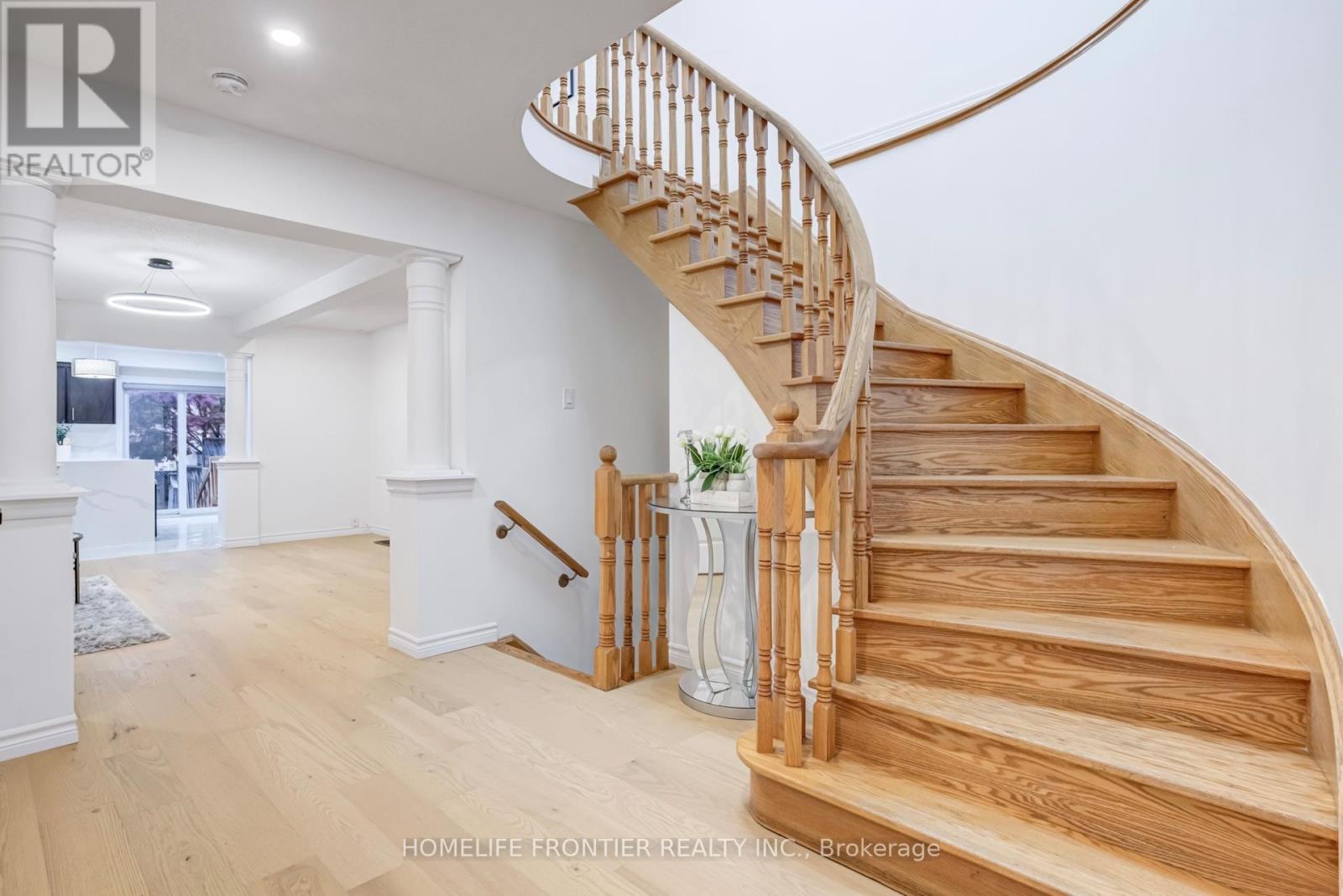 805 Othello Court, Mississauga, Ontario  L5W 1H2 - Photo 5 - W12214141
