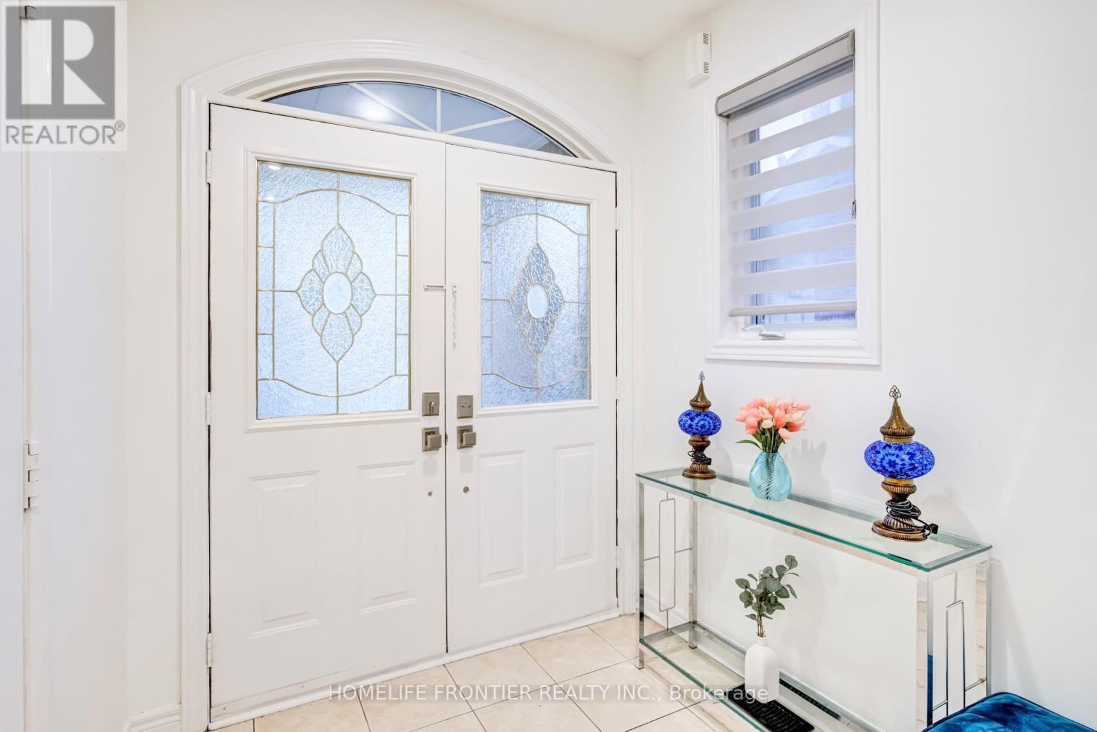 805 Othello Court, Mississauga, Ontario  L5W 1H2 - Photo 3 - W12214141