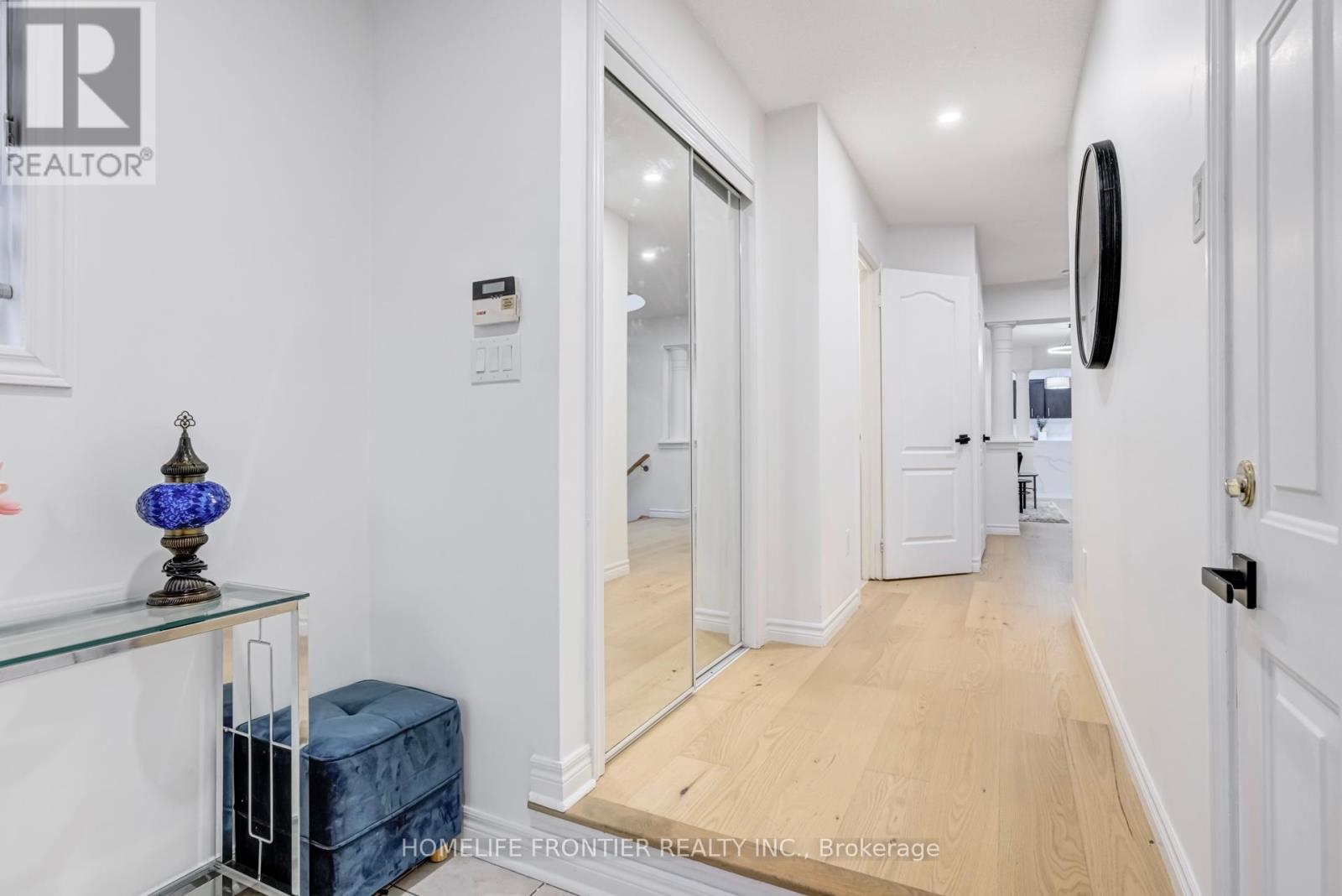 805 Othello Court, Mississauga, Ontario  L5W 1H2 - Photo 4 - W12214141