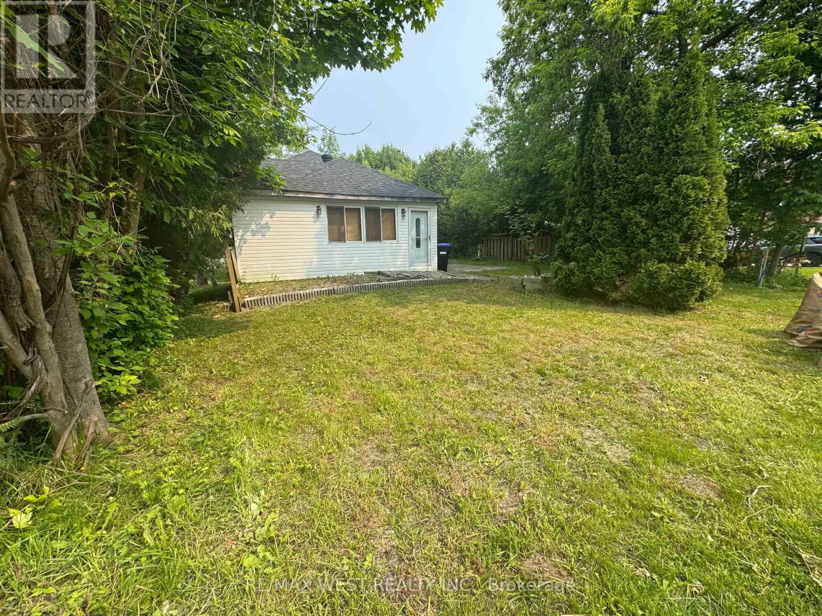 250 Kingfisher Avenue, Tay (Port Mcnicoll), Ontario  L0K 1R0 - Photo 2 - S12214471