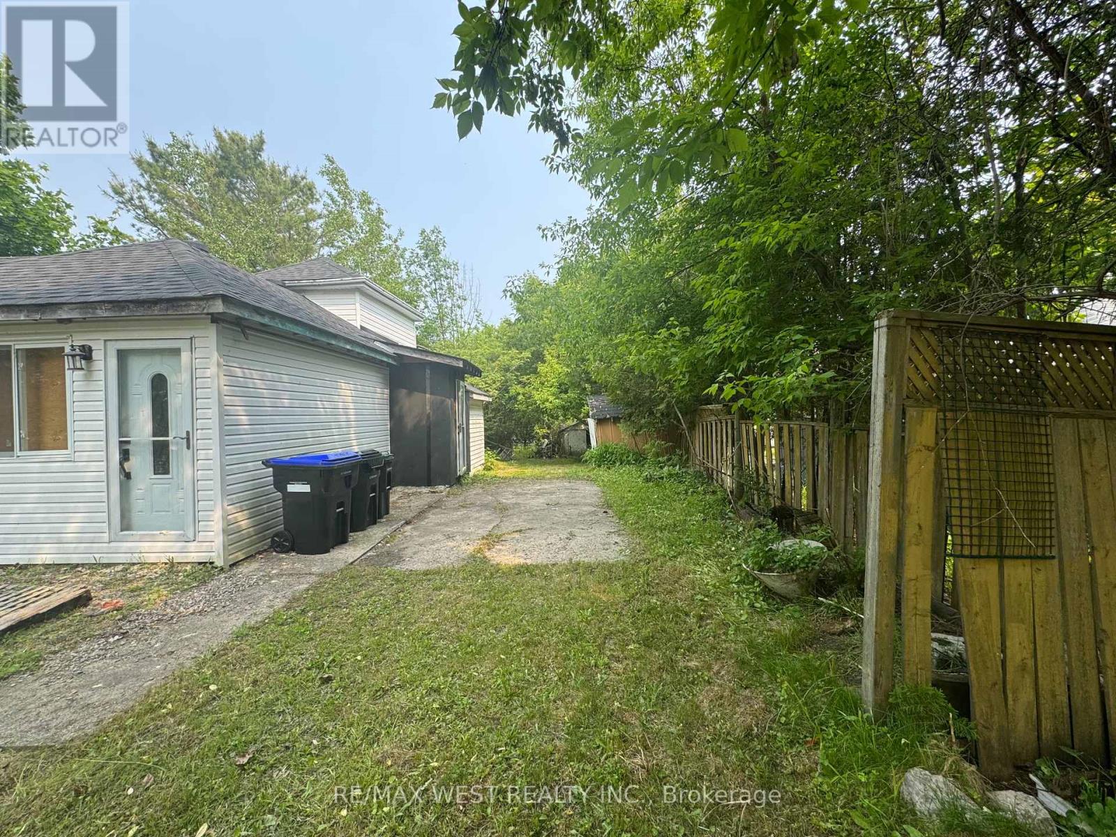 250 Kingfisher Avenue, Tay (Port Mcnicoll), Ontario  L0K 1R0 - Photo 3 - S12214471