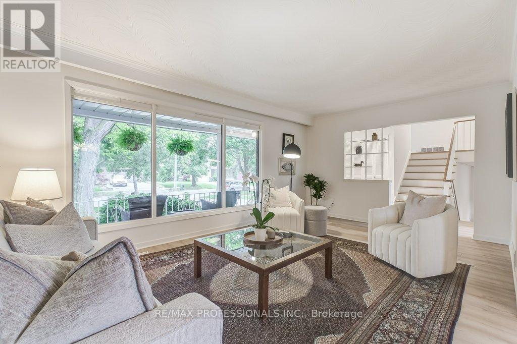 2074 Feldwood Road, Mississauga (Lakeview), Ontario  L4X 1E9 - Photo 11 - W12214461