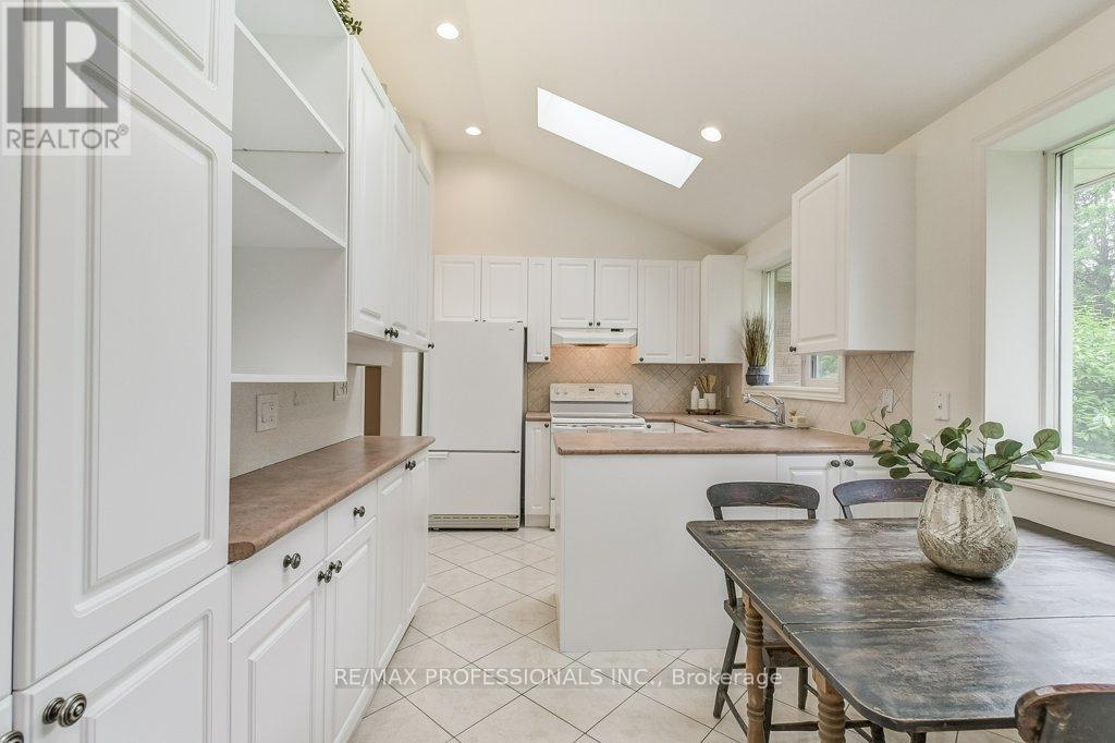 2074 Feldwood Road, Mississauga (Lakeview), Ontario  L4X 1E9 - Photo 14 - W12214461