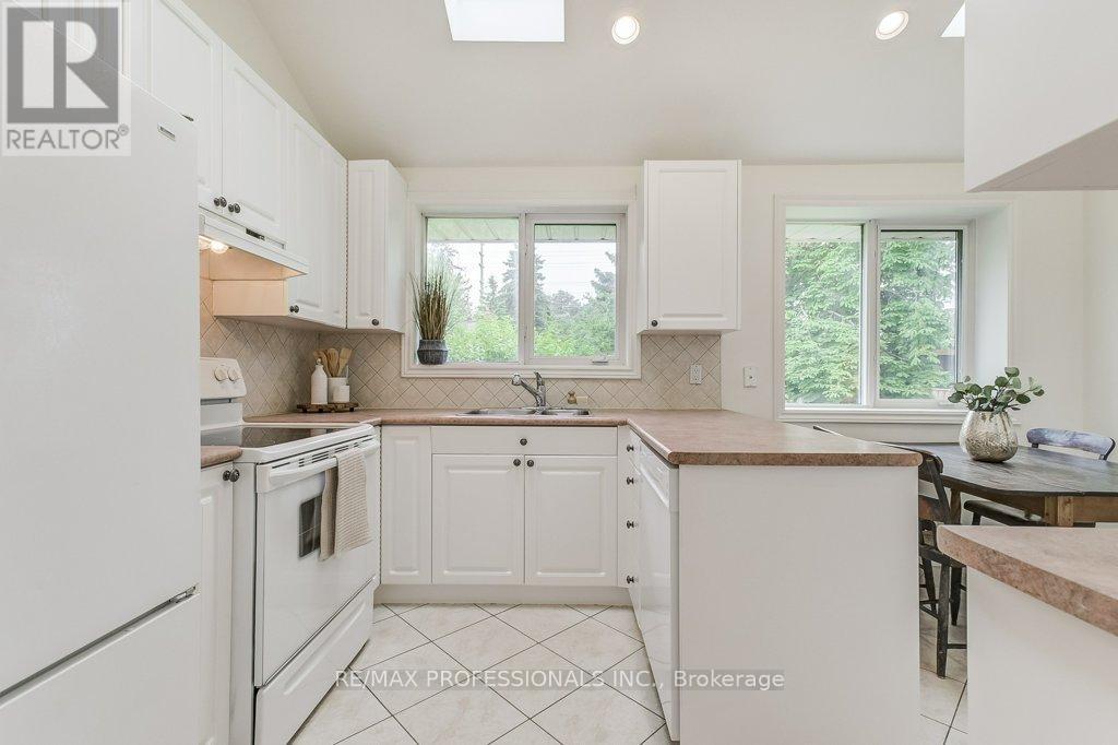 2074 Feldwood Road, Mississauga (Lakeview), Ontario  L4X 1E9 - Photo 16 - W12214461