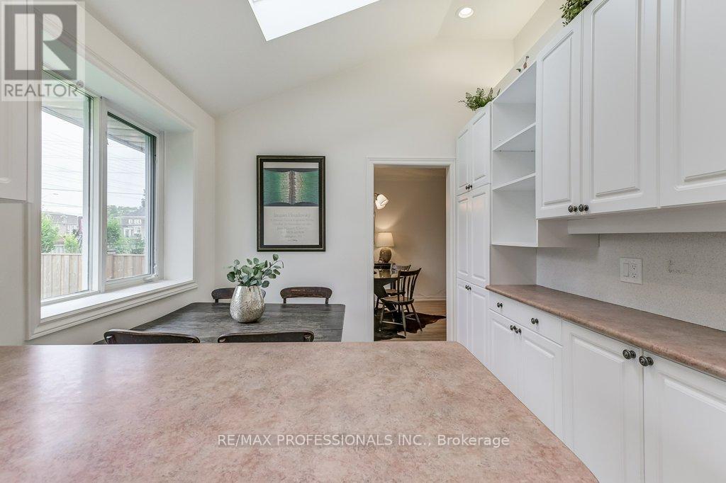 2074 Feldwood Road, Mississauga (Lakeview), Ontario  L4X 1E9 - Photo 17 - W12214461