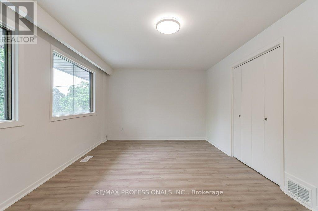 2074 Feldwood Road, Mississauga (Lakeview), Ontario  L4X 1E9 - Photo 18 - W12214461