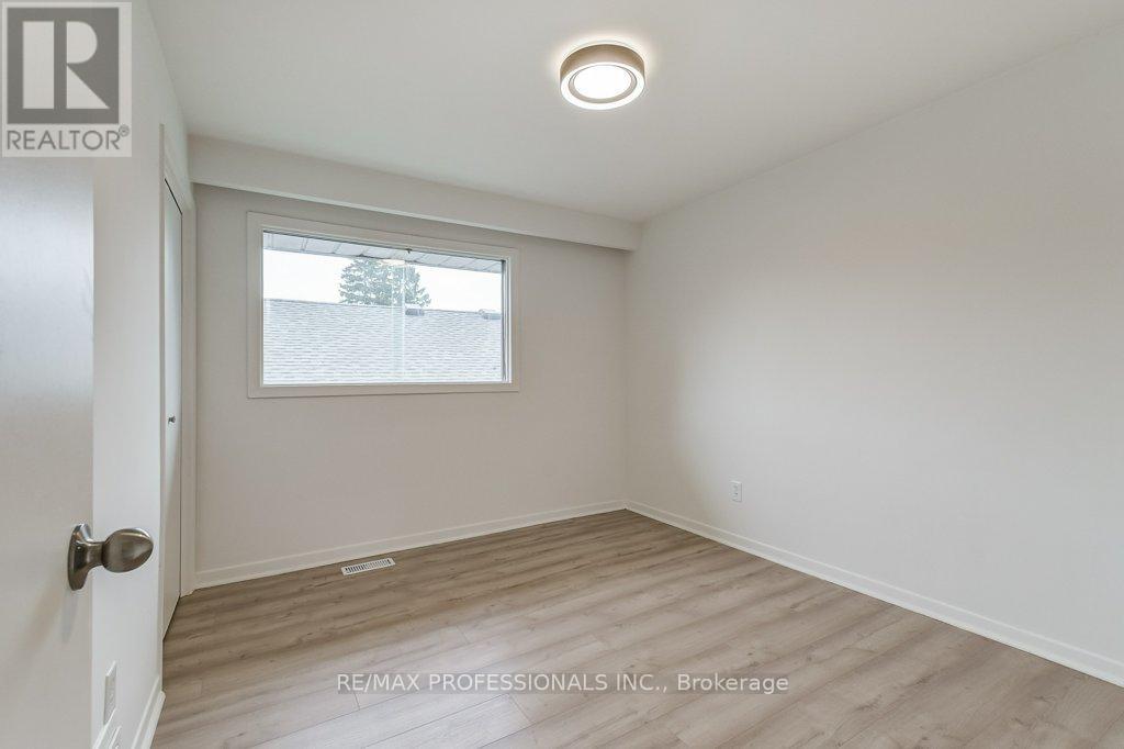 2074 Feldwood Road, Mississauga (Lakeview), Ontario  L4X 1E9 - Photo 20 - W12214461