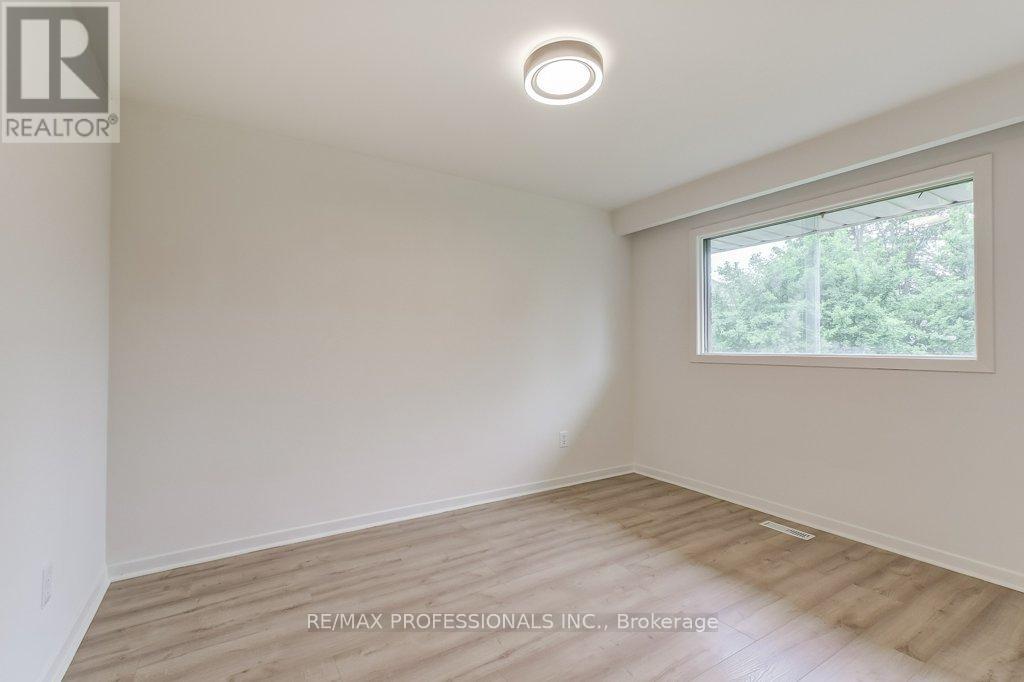 2074 Feldwood Road, Mississauga (Lakeview), Ontario  L4X 1E9 - Photo 21 - W12214461