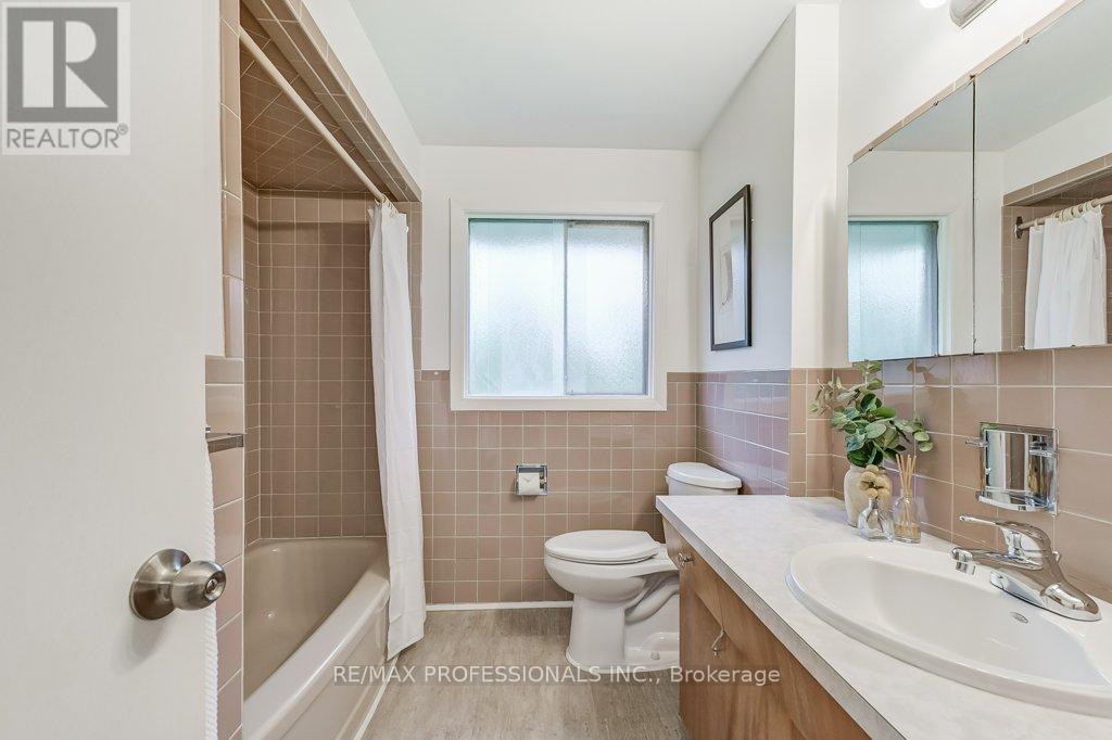 2074 Feldwood Road, Mississauga (Lakeview), Ontario  L4X 1E9 - Photo 22 - W12214461