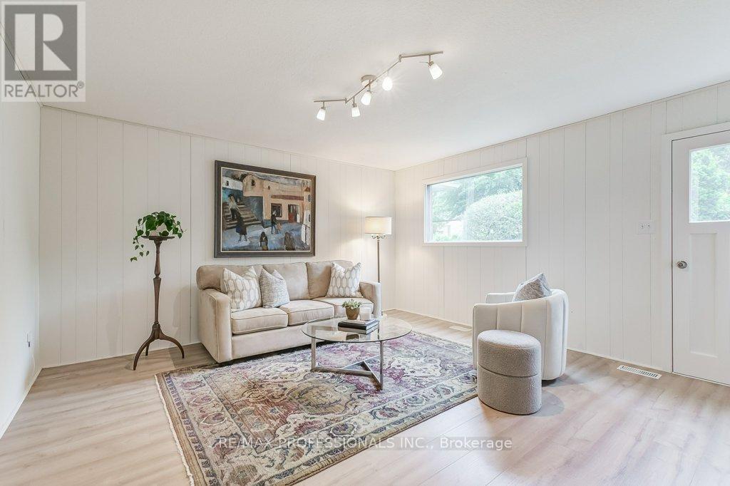 2074 Feldwood Road, Mississauga (Lakeview), Ontario  L4X 1E9 - Photo 23 - W12214461