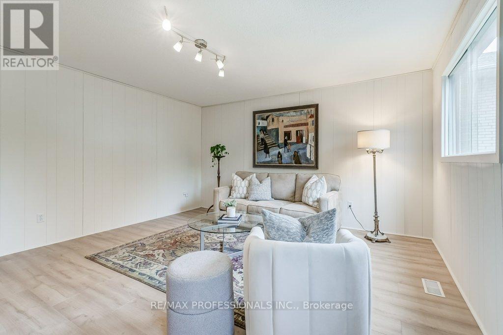 2074 Feldwood Road, Mississauga (Lakeview), Ontario  L4X 1E9 - Photo 24 - W12214461
