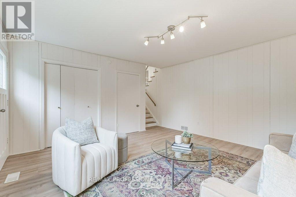2074 Feldwood Road, Mississauga (Lakeview), Ontario  L4X 1E9 - Photo 25 - W12214461