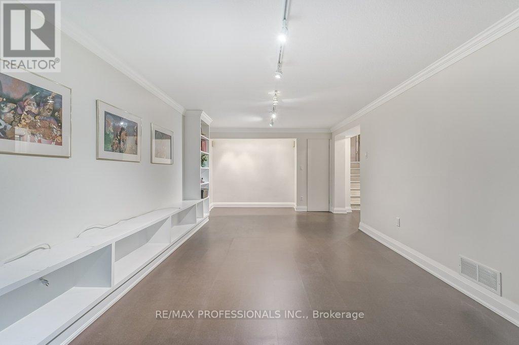 2074 Feldwood Road, Mississauga (Lakeview), Ontario  L4X 1E9 - Photo 28 - W12214461
