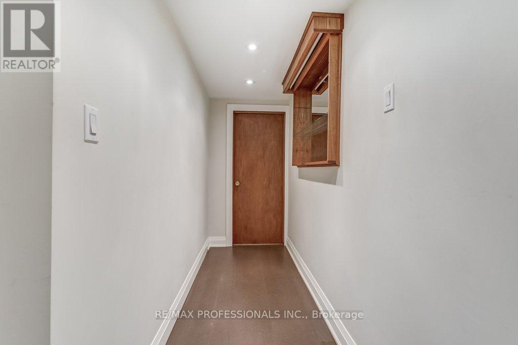 2074 Feldwood Road, Mississauga (Lakeview), Ontario  L4X 1E9 - Photo 30 - W12214461