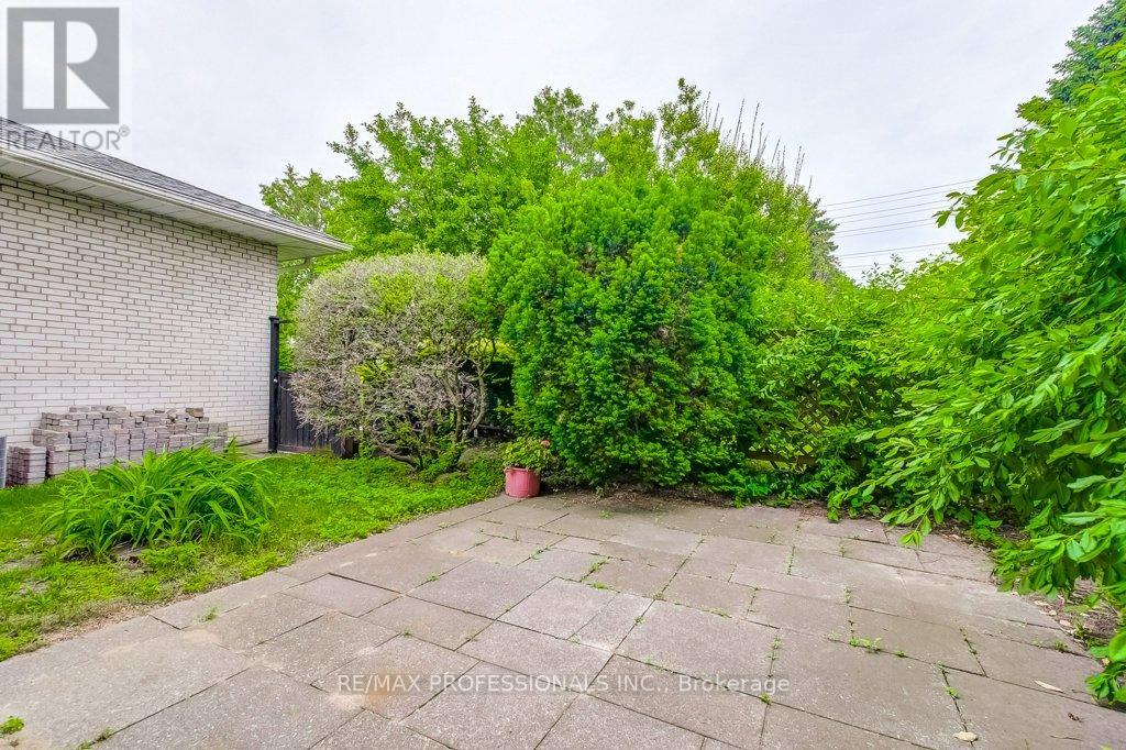 2074 Feldwood Road, Mississauga (Lakeview), Ontario  L4X 1E9 - Photo 31 - W12214461