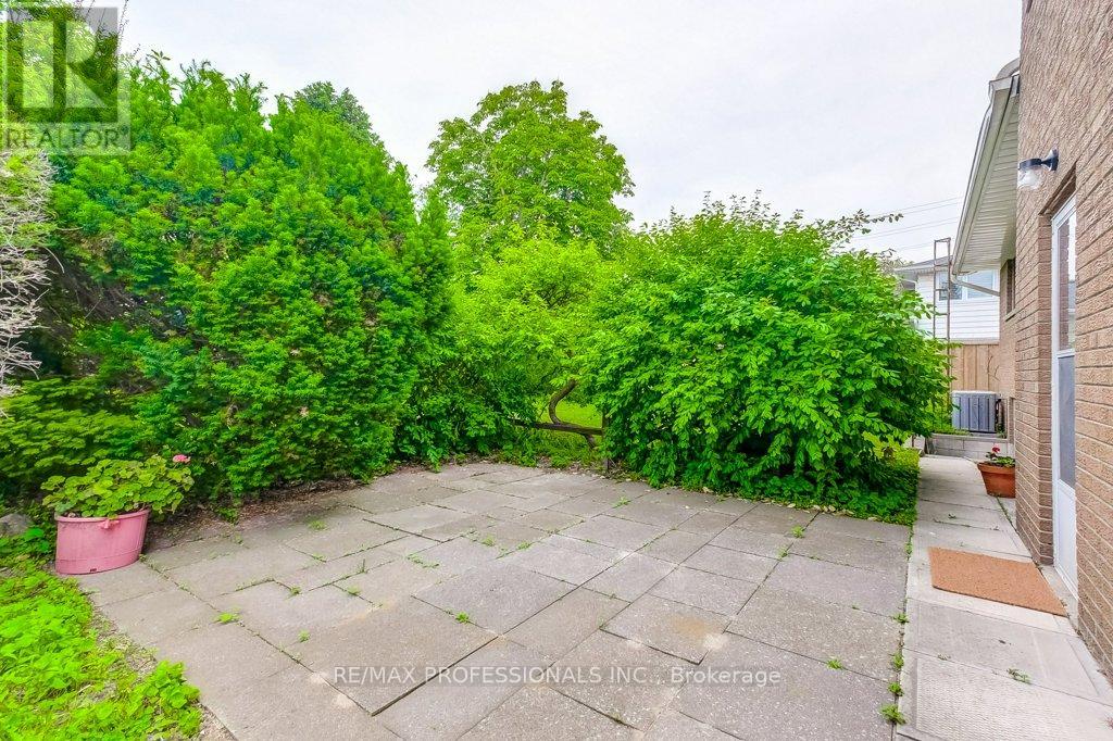2074 Feldwood Road, Mississauga (Lakeview), Ontario  L4X 1E9 - Photo 32 - W12214461