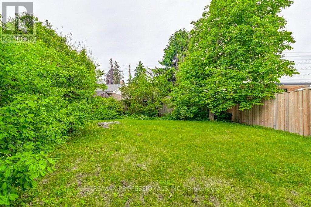 2074 Feldwood Road, Mississauga (Lakeview), Ontario  L4X 1E9 - Photo 33 - W12214461