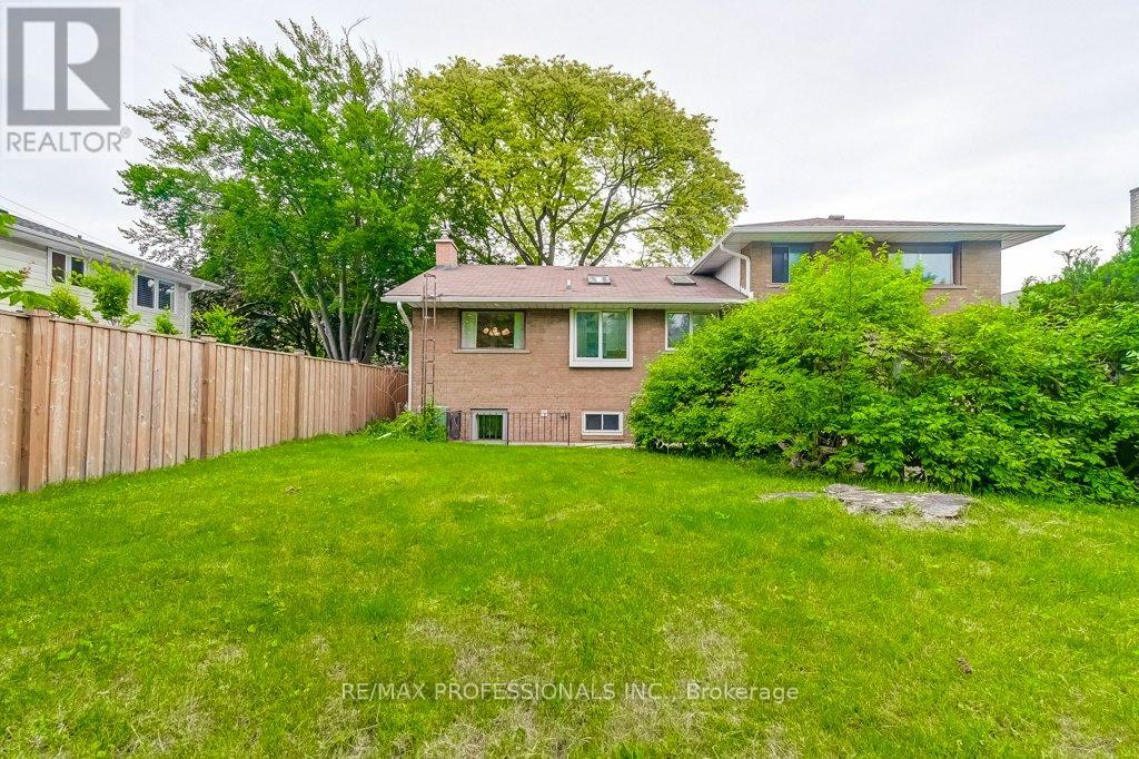 2074 Feldwood Road, Mississauga (Lakeview), Ontario  L4X 1E9 - Photo 34 - W12214461