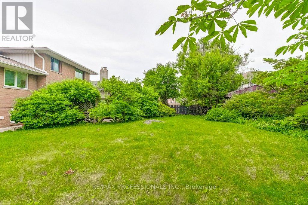 2074 Feldwood Road, Mississauga (Lakeview), Ontario  L4X 1E9 - Photo 35 - W12214461