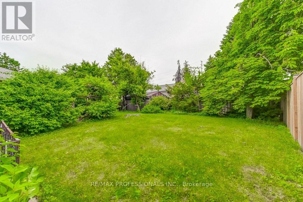2074 Feldwood Road, Mississauga (Lakeview), Ontario  L4X 1E9 - Photo 36 - W12214461