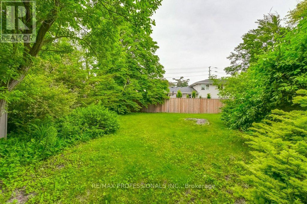 2074 Feldwood Road, Mississauga (Lakeview), Ontario  L4X 1E9 - Photo 37 - W12214461