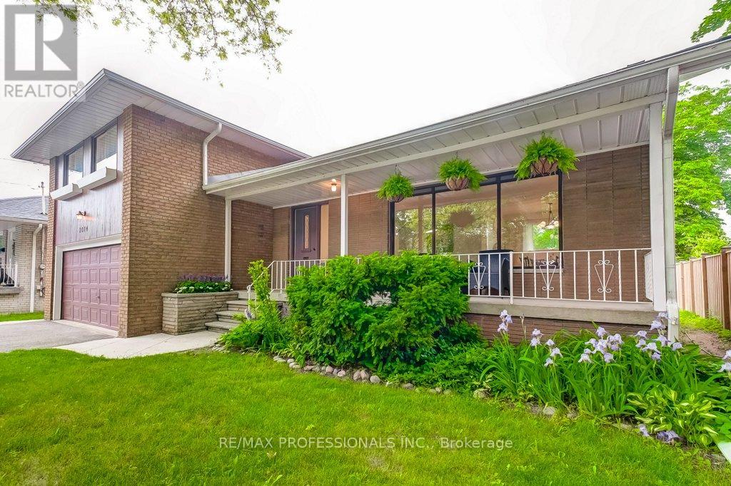 2074 Feldwood Road, Mississauga (Lakeview), Ontario  L4X 1E9 - Photo 4 - W12214461