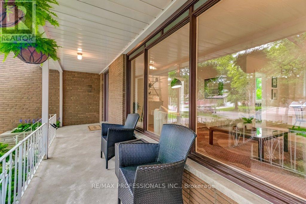 2074 Feldwood Road, Mississauga (Lakeview), Ontario  L4X 1E9 - Photo 6 - W12214461