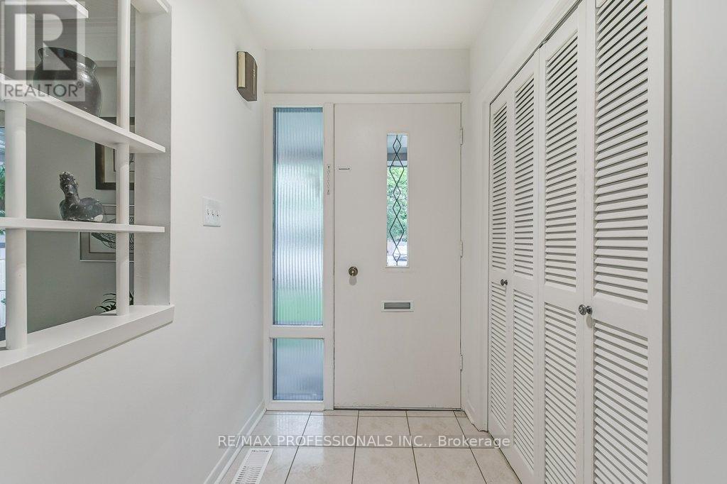 2074 Feldwood Road, Mississauga (Lakeview), Ontario  L4X 1E9 - Photo 8 - W12214461