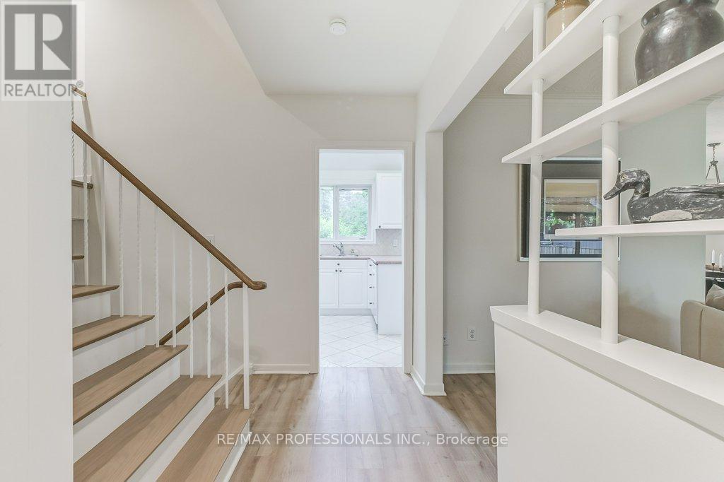 2074 Feldwood Road, Mississauga (Lakeview), Ontario  L4X 1E9 - Photo 9 - W12214461