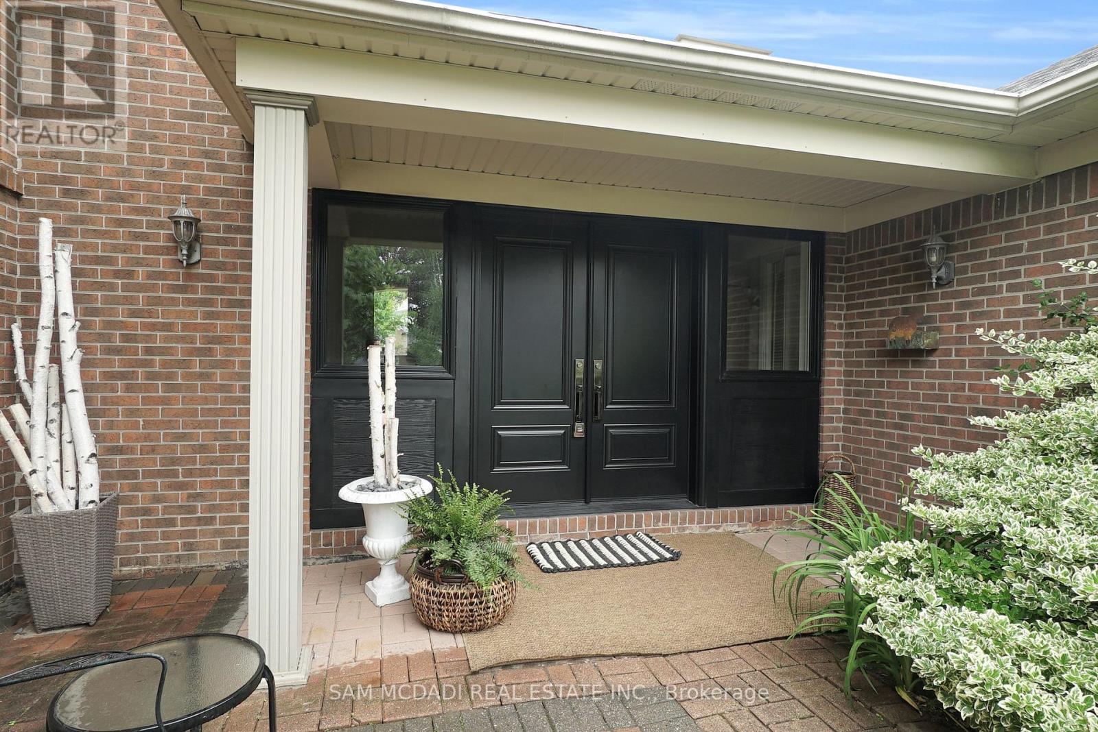 2467 Claymore Crescent, Mississauga, Ontario  L5C 3A2 - Photo 3 - W12214470