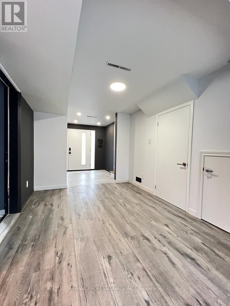 15 Ridge Drive, Oakville, Ontario  L6H 1B7 - Photo 2 - W12214483