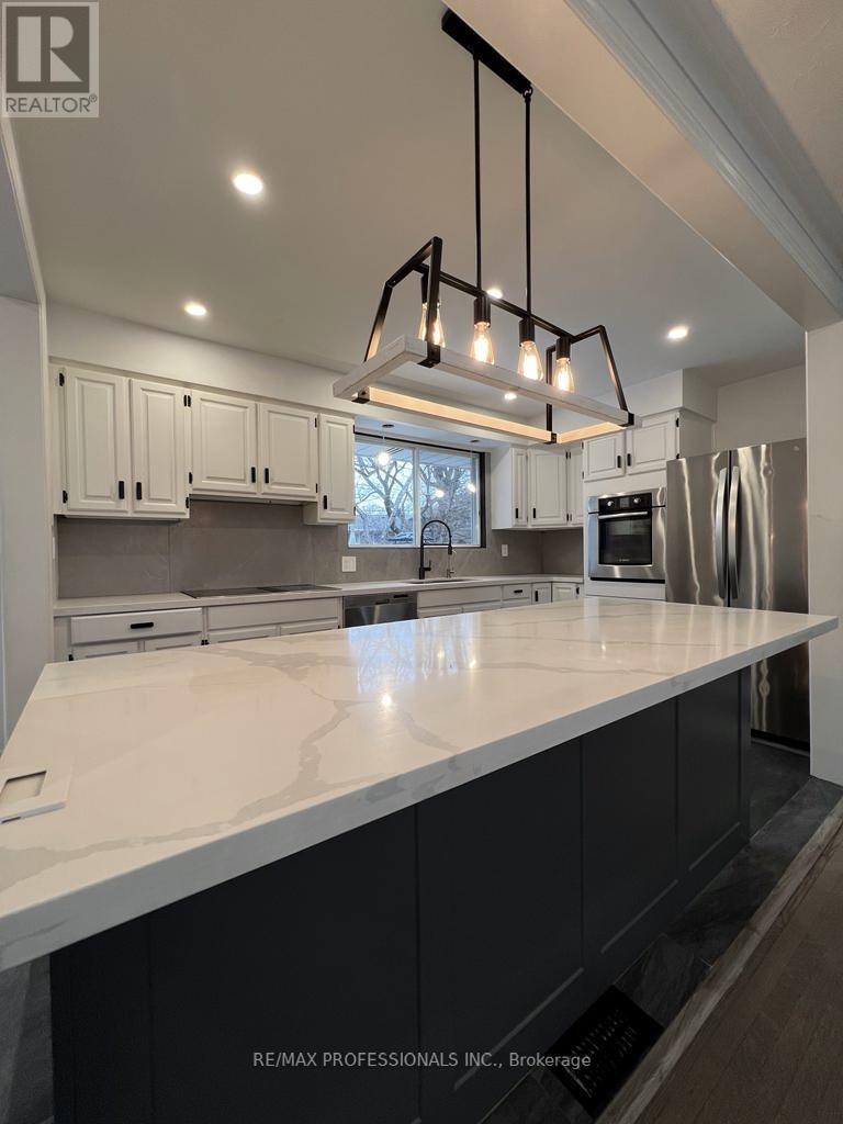 15 Ridge Drive, Oakville, Ontario  L6H 1B7 - Photo 3 - W12214483