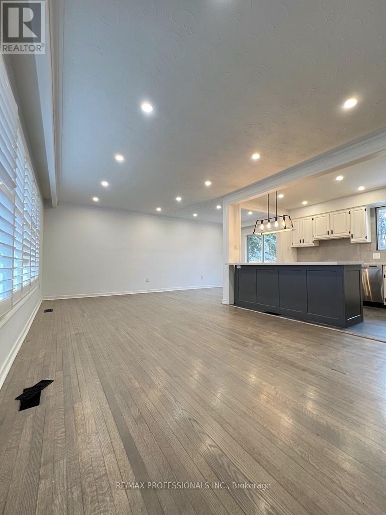 15 Ridge Drive, Oakville, Ontario  L6H 1B7 - Photo 4 - W12214483