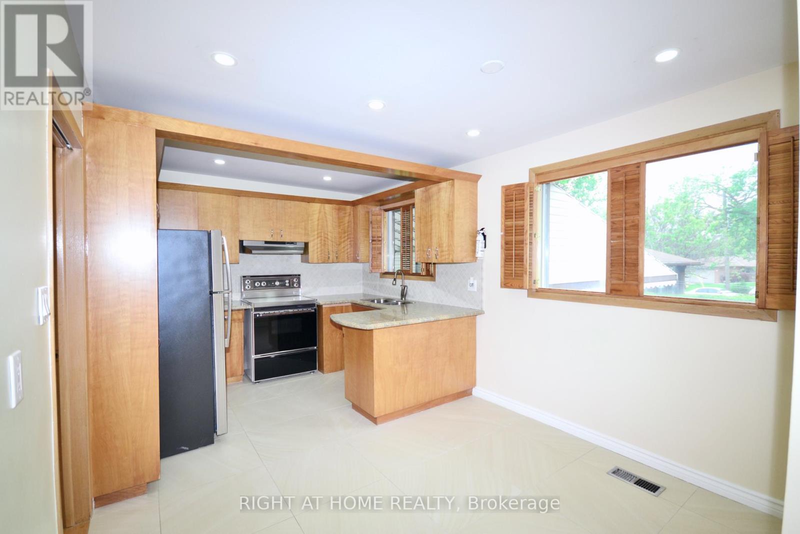 42 Culford Road, Toronto, Ontario  M6M 4J7 - Photo 13 - W12214507