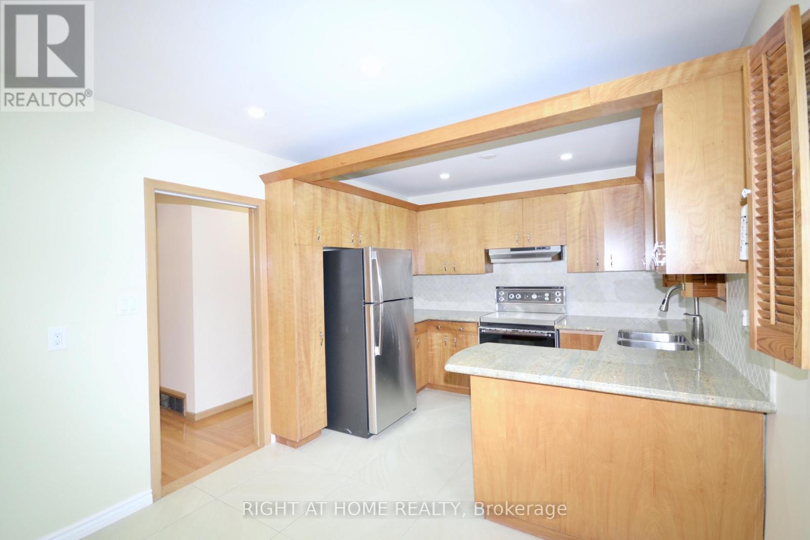 42 Culford Road, Toronto, Ontario  M6M 4J7 - Photo 14 - W12214507