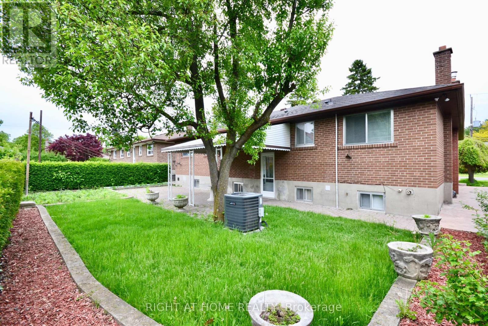42 Culford Road, Toronto, Ontario  M6M 4J7 - Photo 5 - W12214507