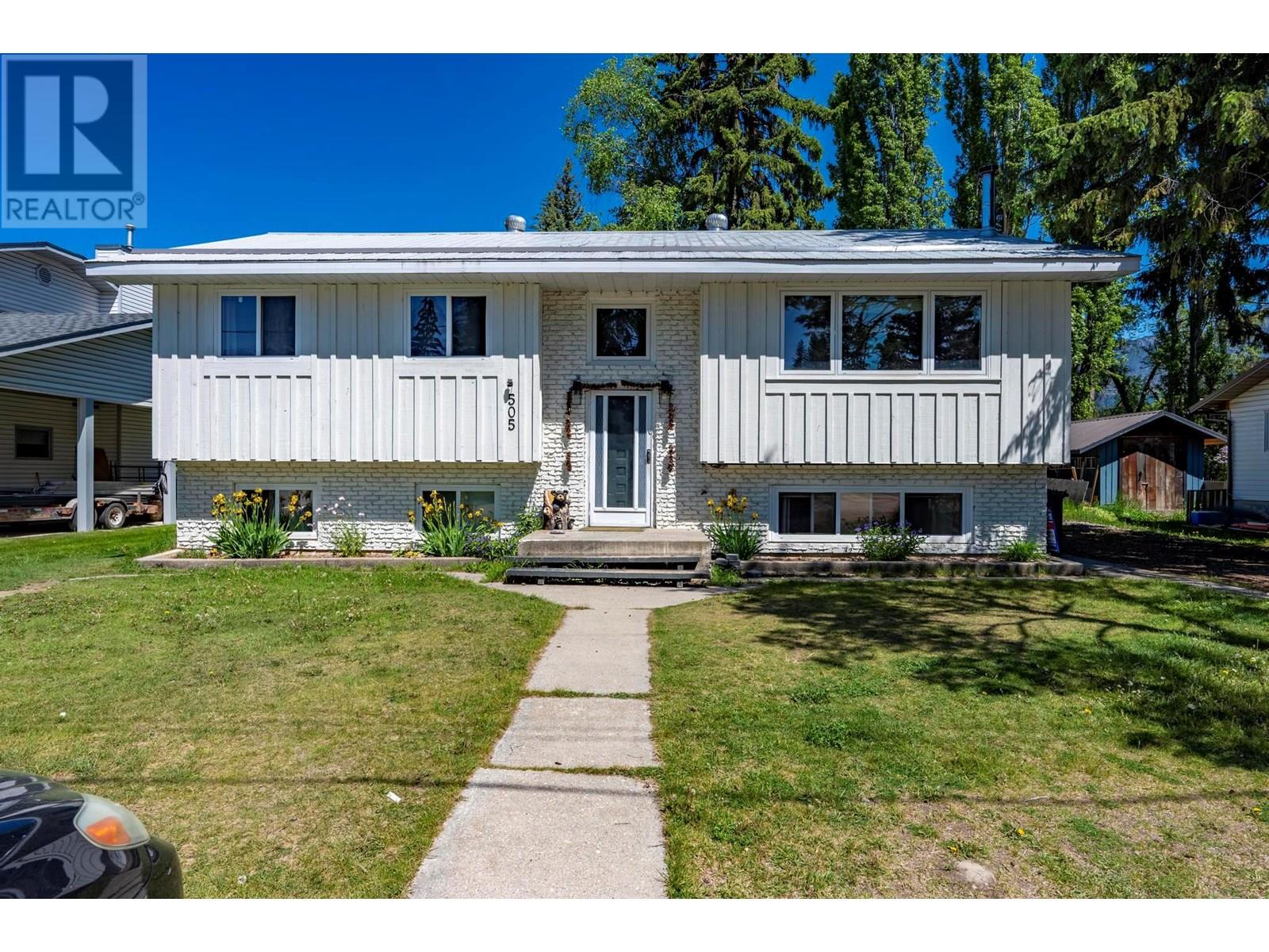 505 6th Street, Golden, British Columbia  V0A 1H0 - Photo 2 - 10334180