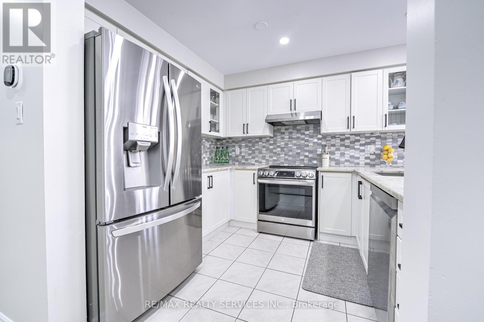 3469 Southwick Street, Mississauga, Ontario  L5M 7L4 - Photo 11 - W12210429