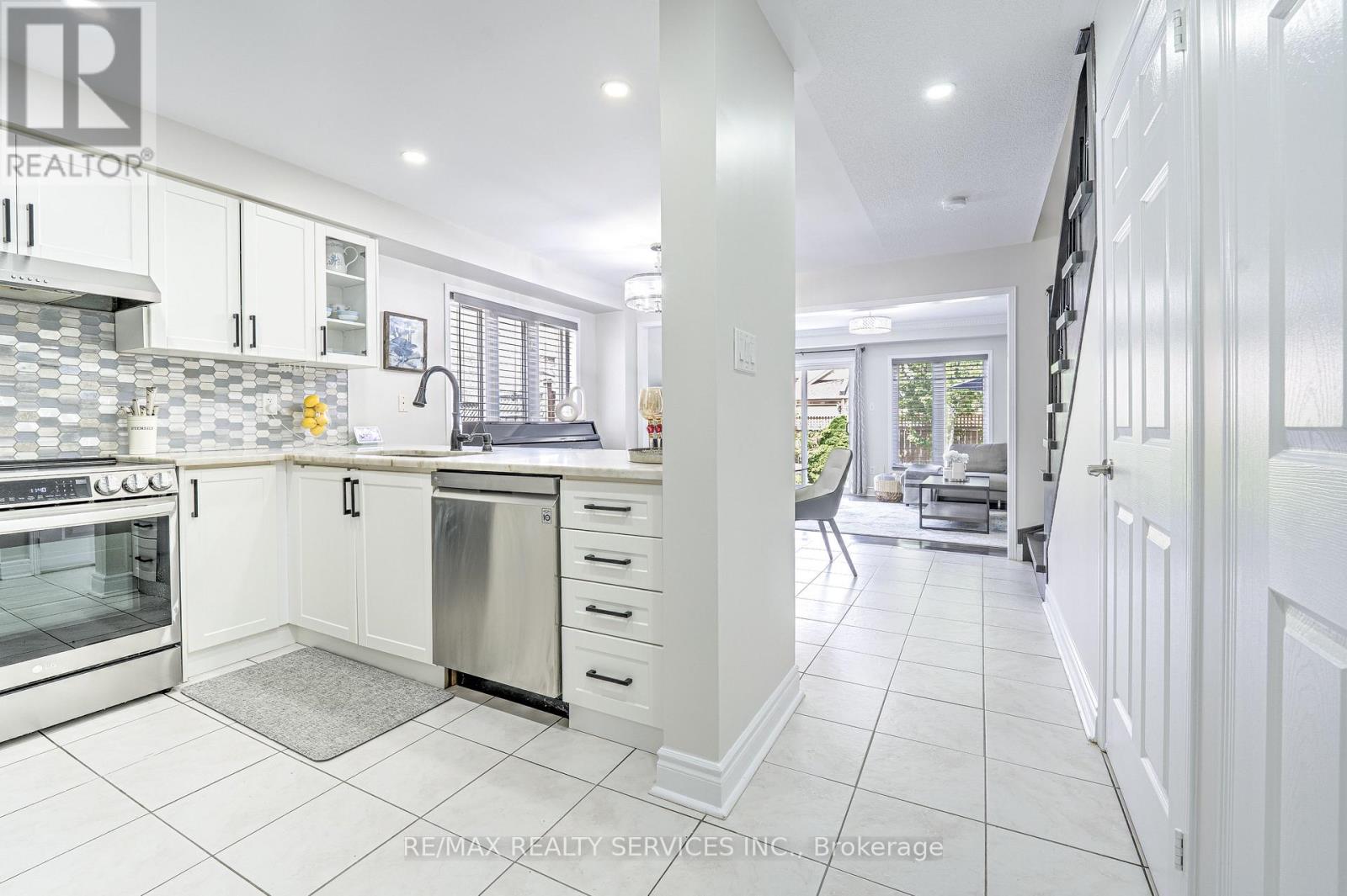 3469 Southwick Street, Mississauga, Ontario  L5M 7L4 - Photo 8 - W12210429