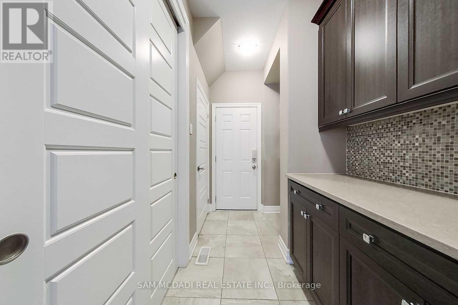 #upper - 190 Culp Trail, Oakville, Ontario  L6M 0W2 - Photo 11 - W12214517
