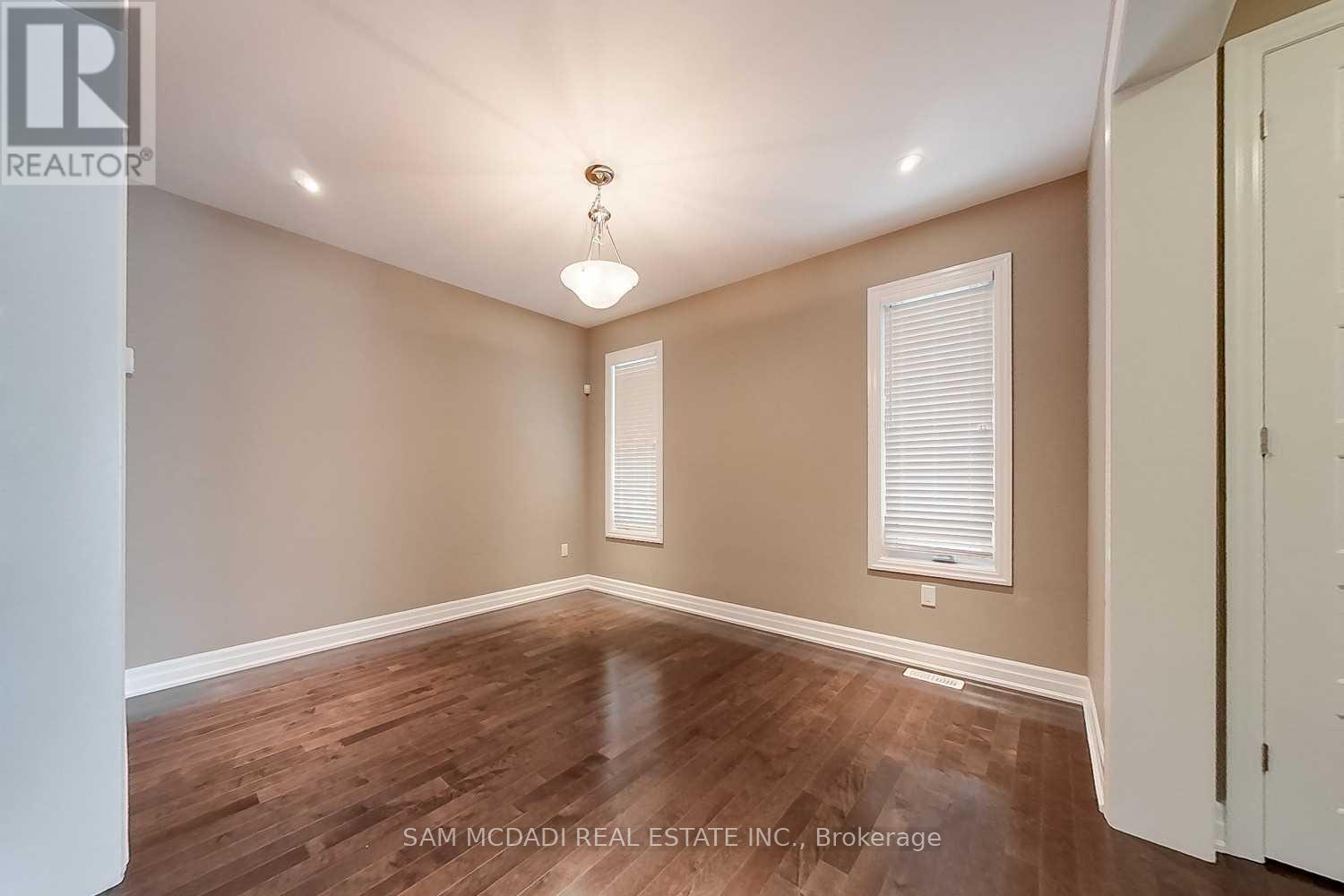 #upper - 190 Culp Trail, Oakville, Ontario  L6M 0W2 - Photo 12 - W12214517