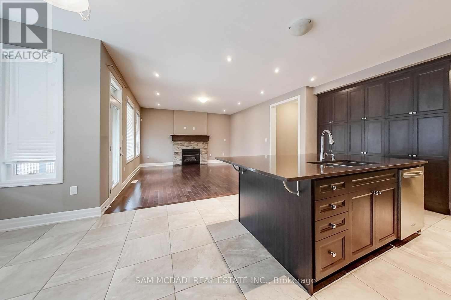 #upper - 190 Culp Trail, Oakville, Ontario  L6M 0W2 - Photo 9 - W12214517