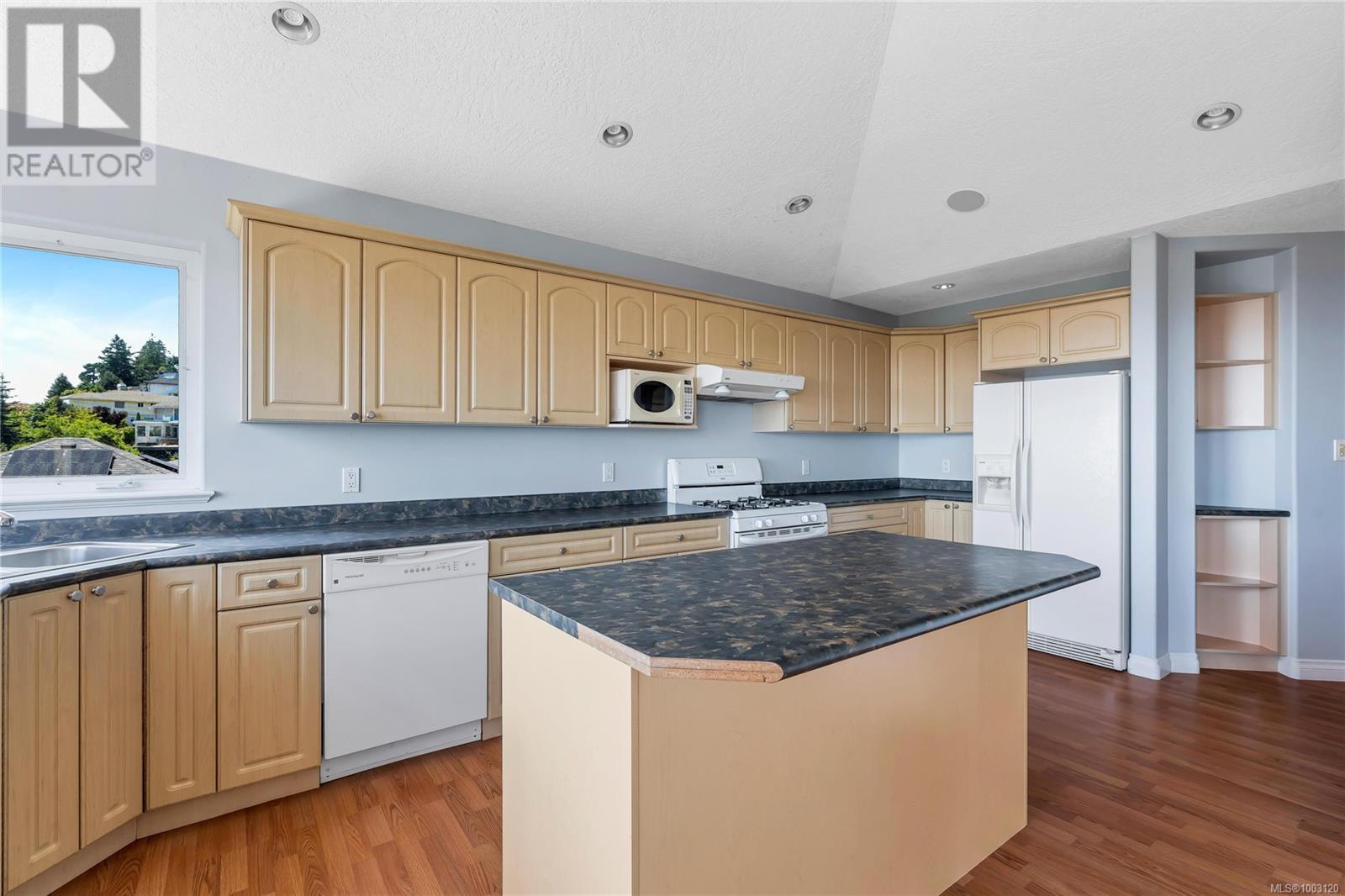 3352 Ravenwood Rd, Colwood, British Columbia  V9C 2X4 - Photo 8 - 1003120