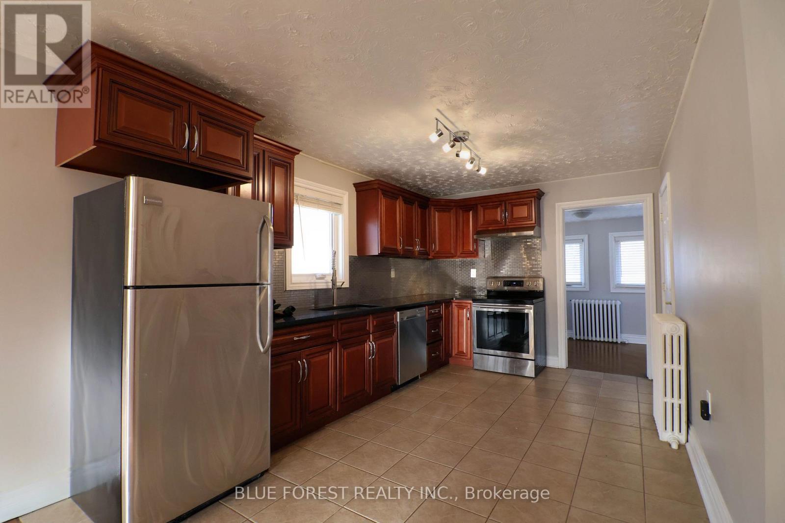 294 Wharncliffe Road S, London South, Ontario  N6J 2L5 - Photo 6 - X12214549