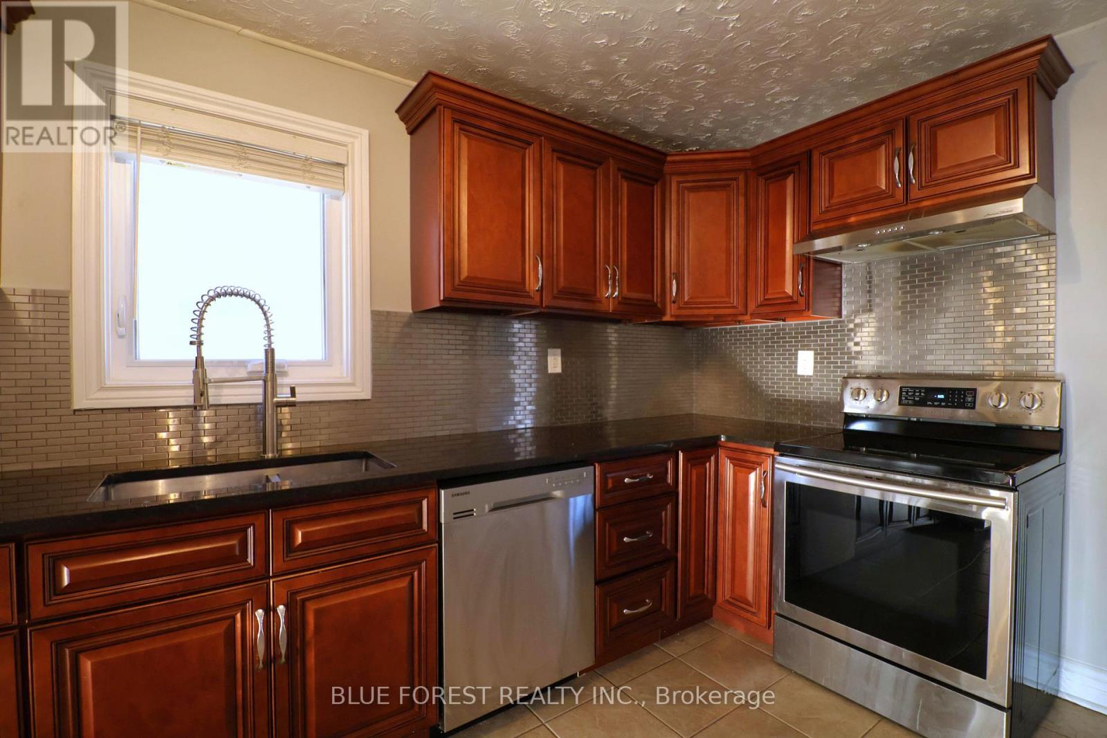 294 Wharncliffe Road S, London South, Ontario  N6J 2L5 - Photo 8 - X12214549