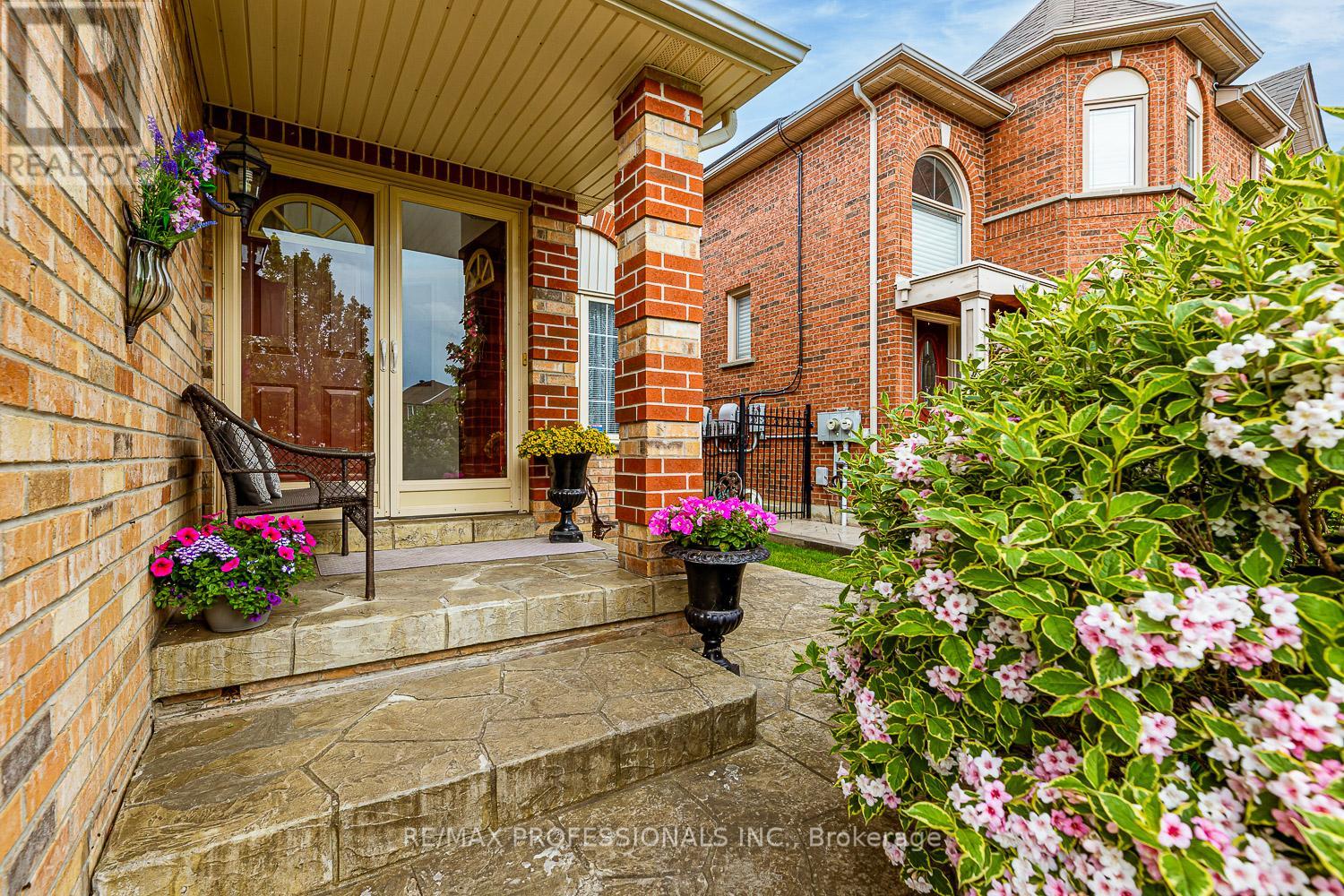 11 Riverwood Terrace, Caledon (Bolton East), Ontario  L7E 1S2 - Photo 2 - W12214555
