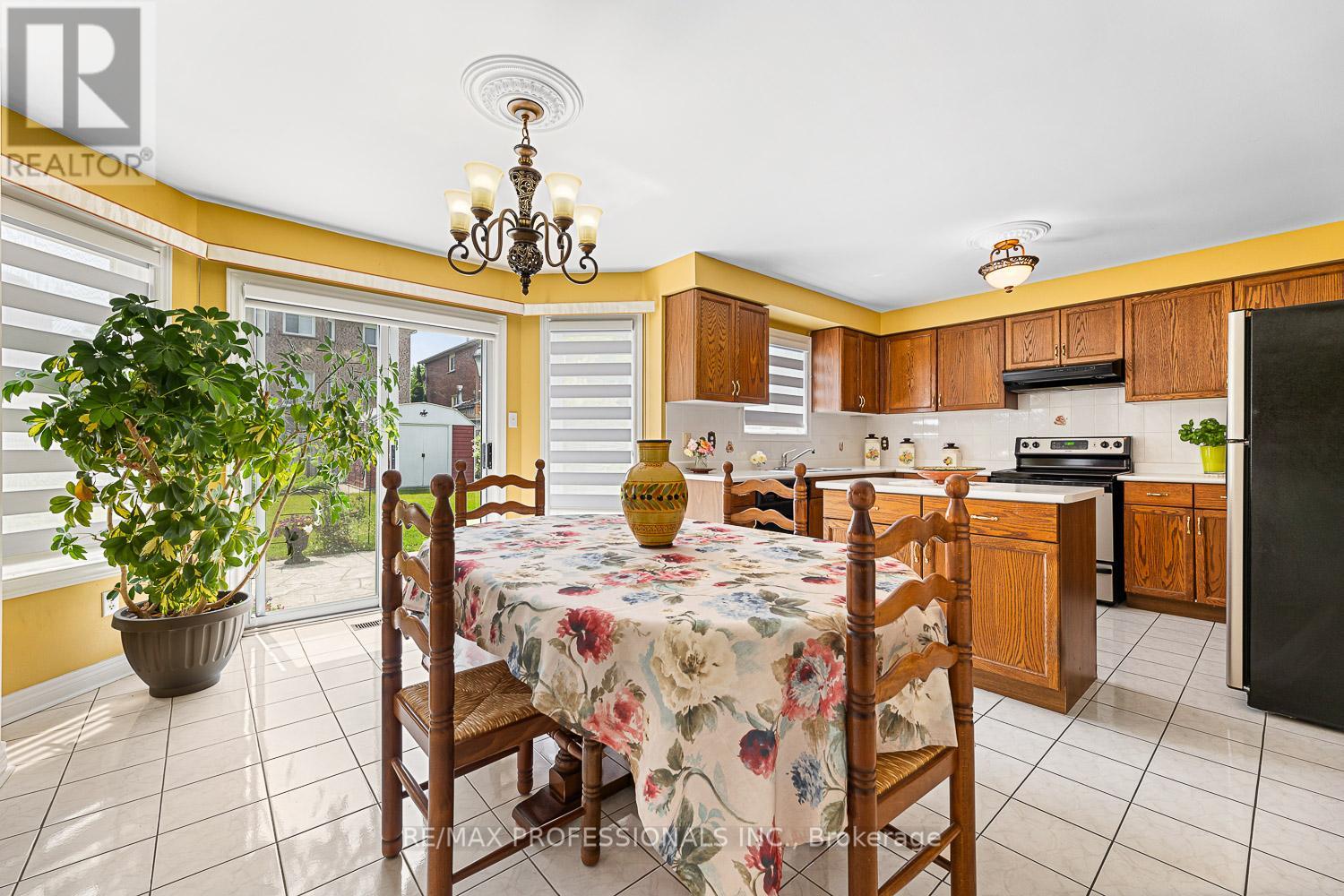 11 Riverwood Terrace, Caledon (Bolton East), Ontario  L7E 1S2 - Photo 8 - W12214555